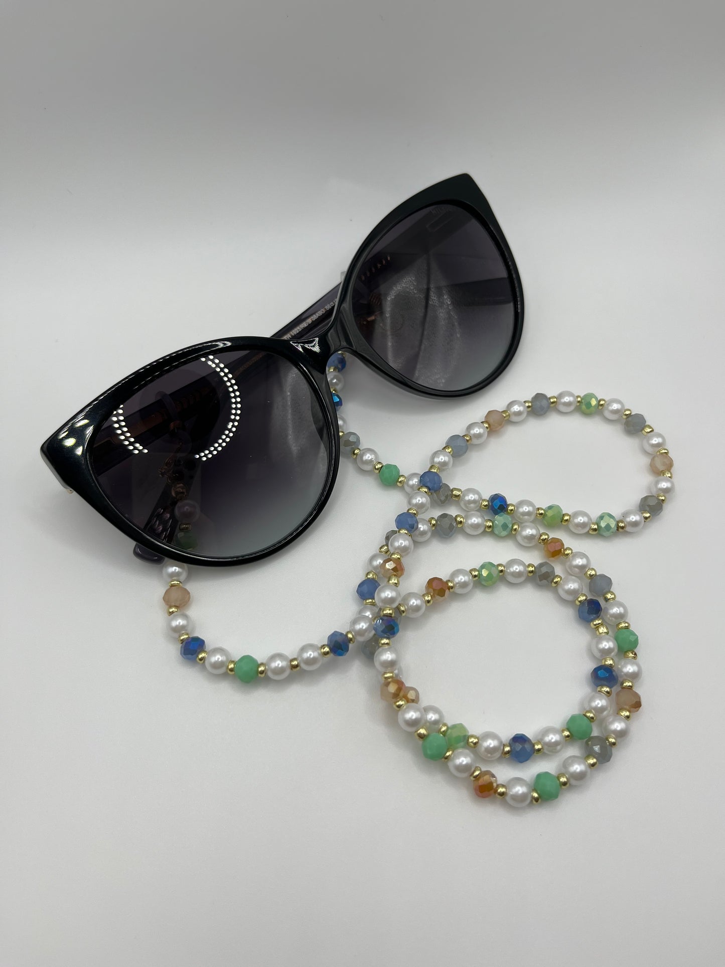 Elegant Faux Pearl Glasses Chain: Stylish and Functional Accessory